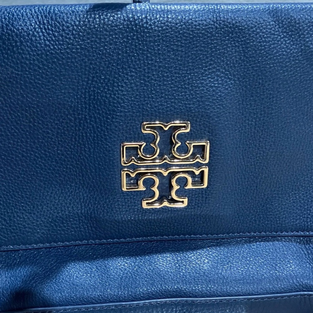 Elegant navy blue Leather Tory Burch bag with gold hardware - Picture 2 of 6